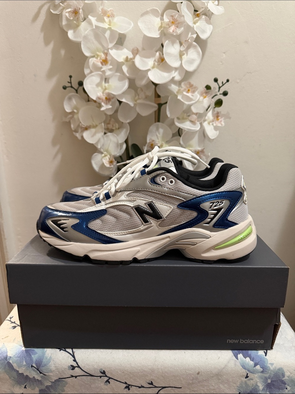 New Balance 725 Trainer in White, Blue & Neon Green